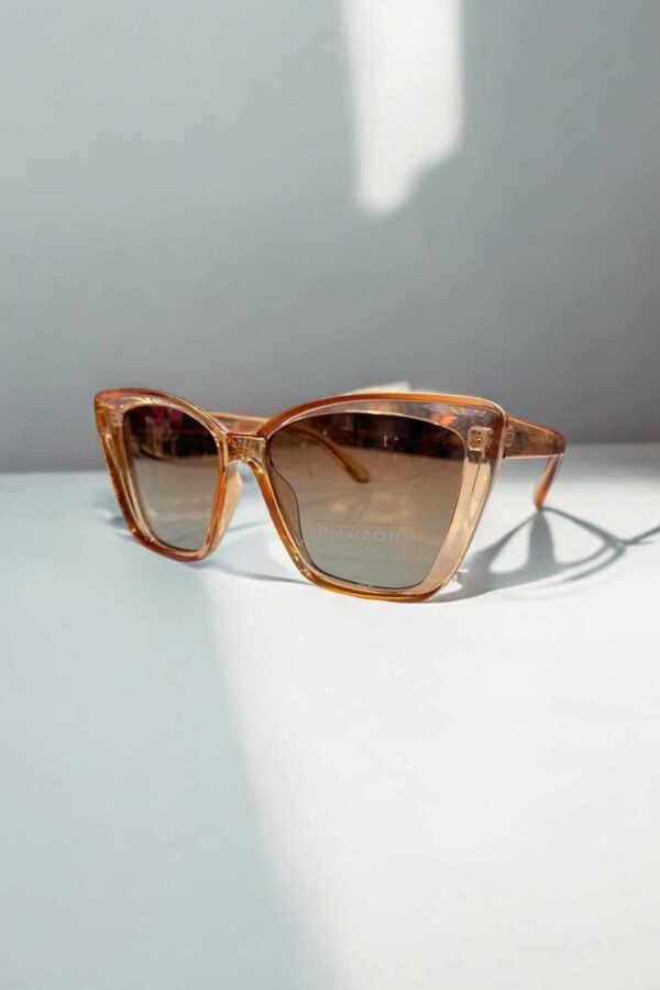 Okulary polaryzacyjne damskie kocie z półtransparentną ramką.